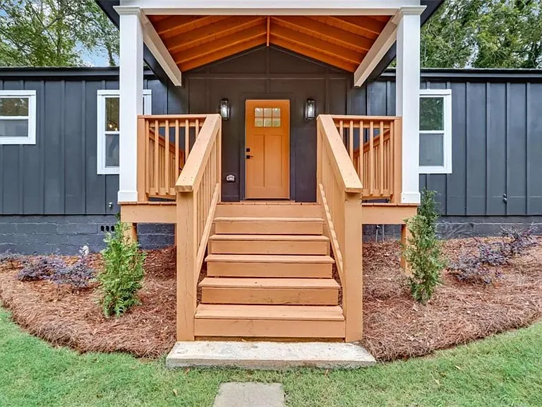 1200 Byewood Ln SW — Photo 4