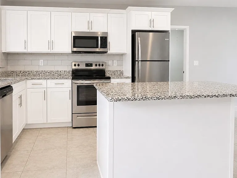 1625 SW 1st Ave #101 — Photo 3