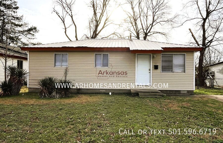 1st image of 900 Greendale Dr