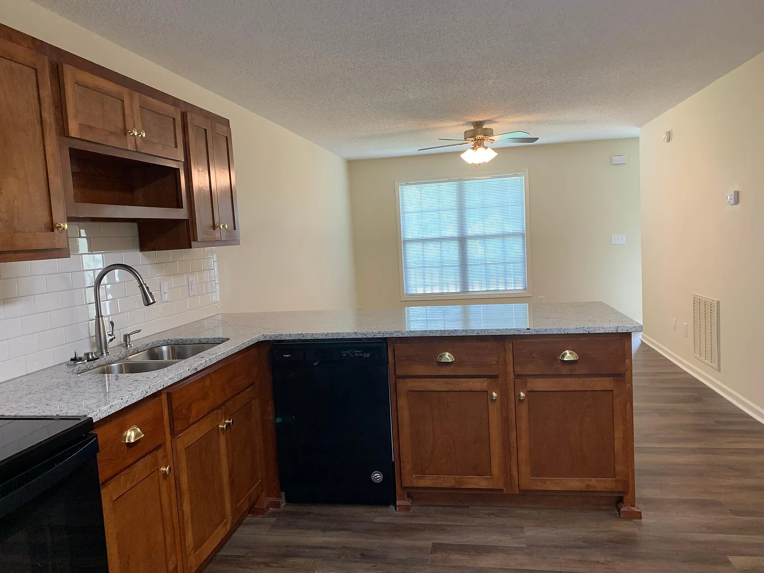 3 bed, 1.5 bath, 1800 sqft, $1,595 — Photo 2
