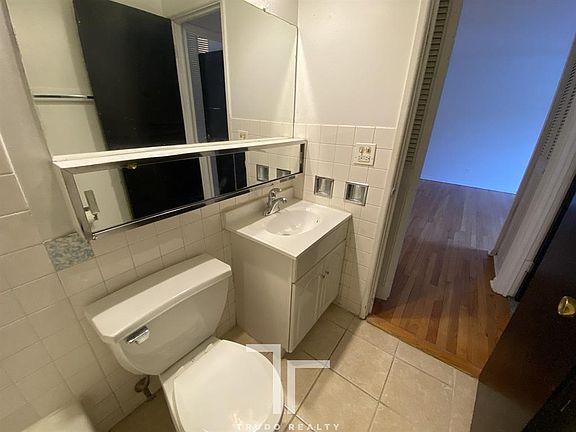 5th image of 516 W Melrose St #400