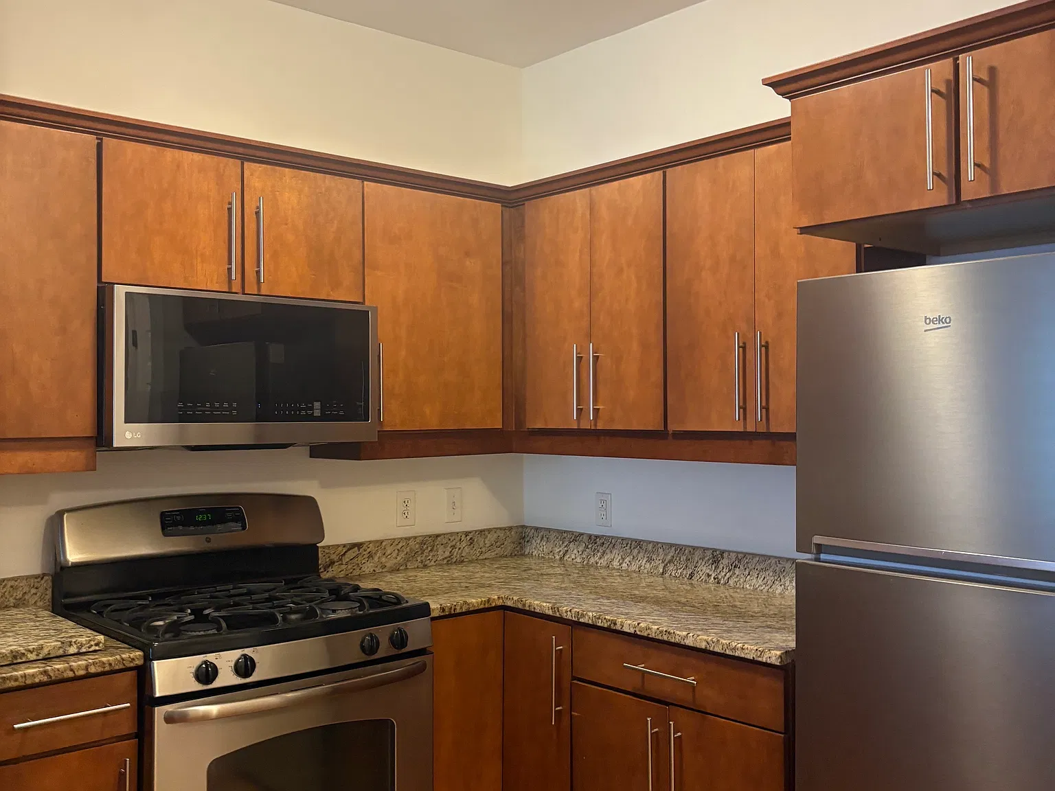 1 bed, 1002 sqft, $3,400 — Photo 3