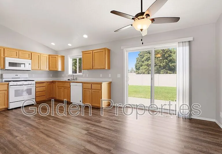 10654 N Seaside St — Photo 9