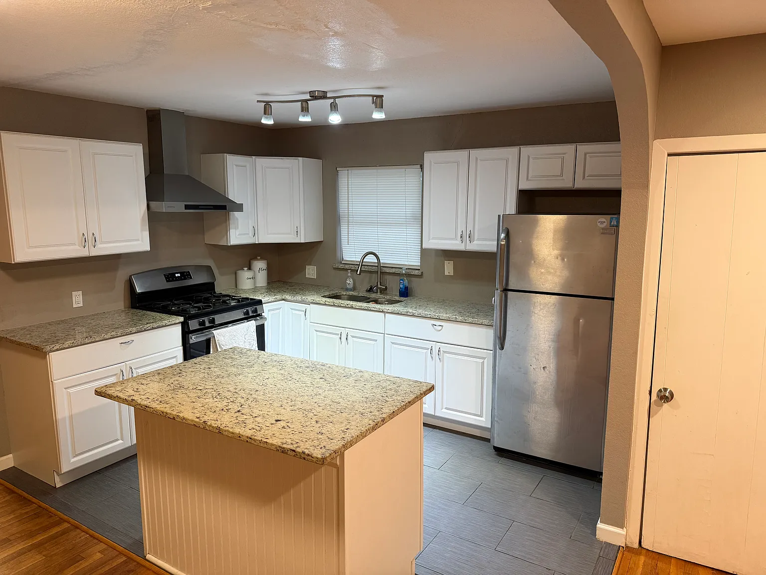 3 bed, 1300 sqft, $1,400 — Photo 2