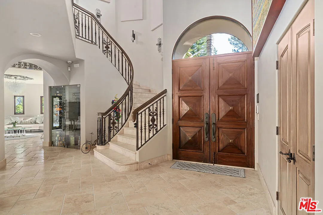 5 bed, 7.5 bath, 8158 sqft, $27,000 — Photo 3