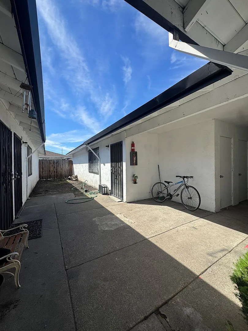 Bedlow Dr — Photo 2
