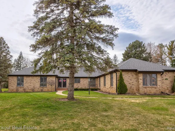 9350 Oakmont Dr, Grand Blanc, MI 48439