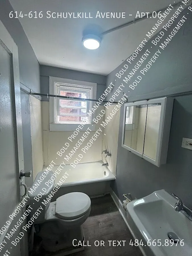 Schuylkill Ave 2 Bedroom 1 Bath Apartment — Photo 2