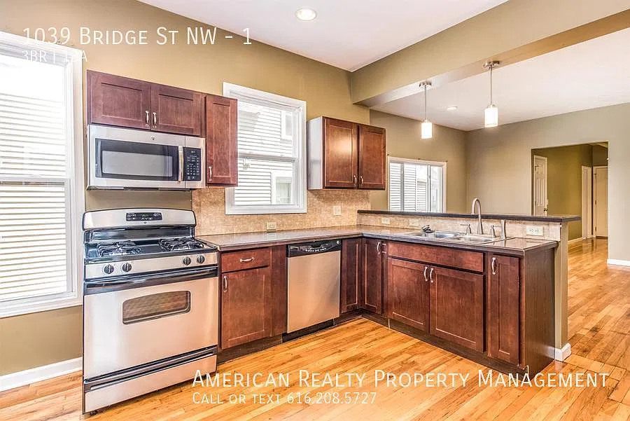 1039 Bridge St NW — Photo 4