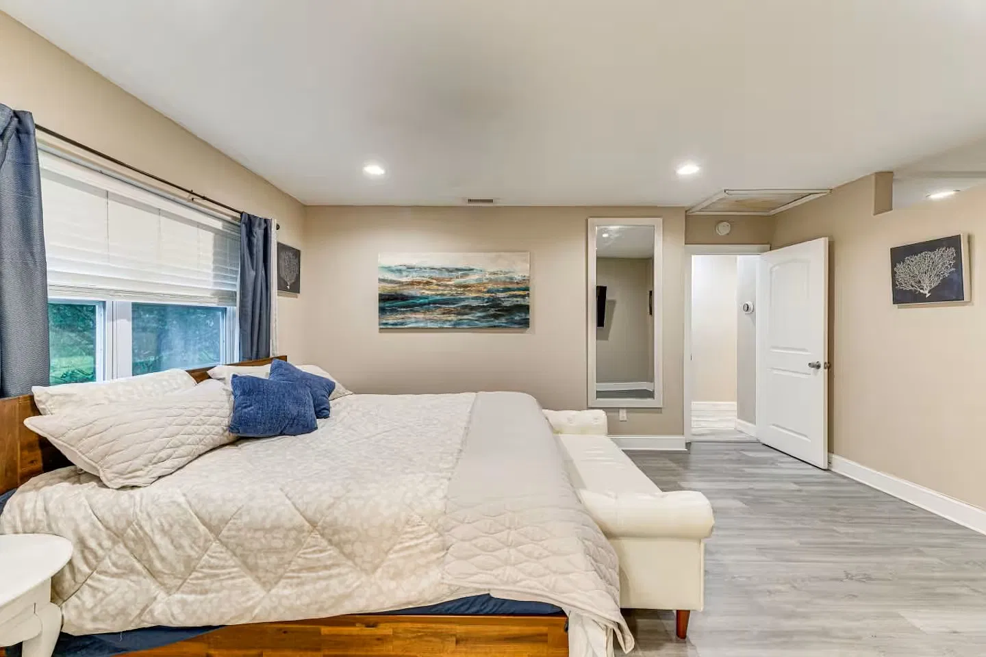 4 bed, 2.5 bath, 1950 sqft, $5,500 — Photo 4