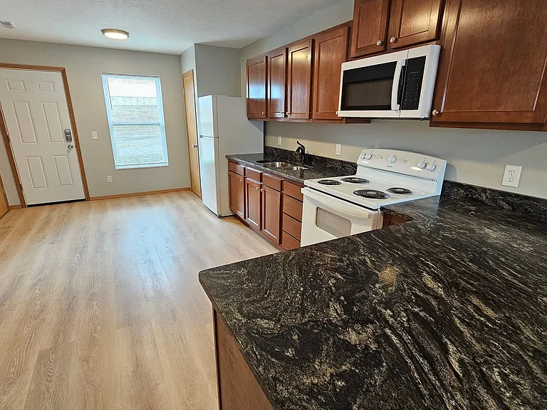 102 Benton St N — Photo 3
