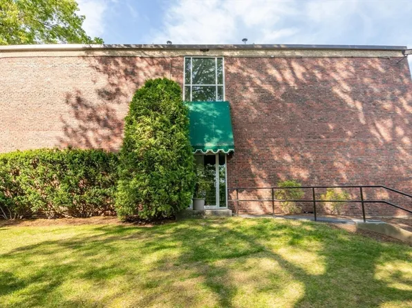 1202 Greendale Ave APT 124, Needham, MA 02492