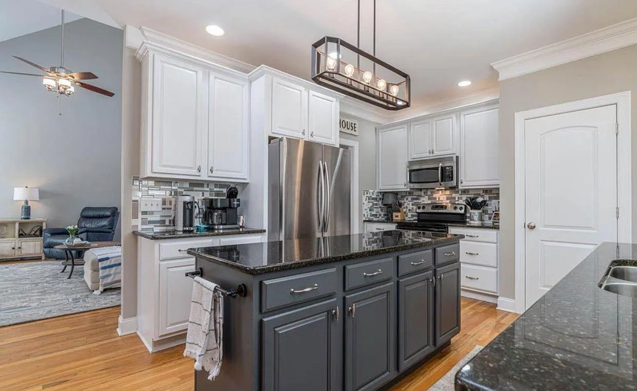 3 bed, 2.5 bath, 2112 sqft, $2,600 — Photo 4