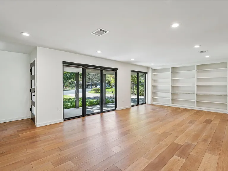 3927 Balcones Dr — Photo 14