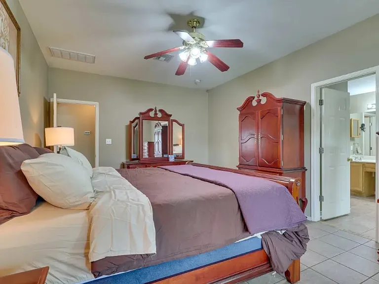 Mater bed room - King bed
