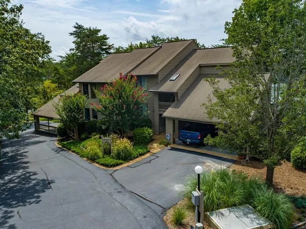 164A Mariners Point Ln, Hartfield, VA 23071