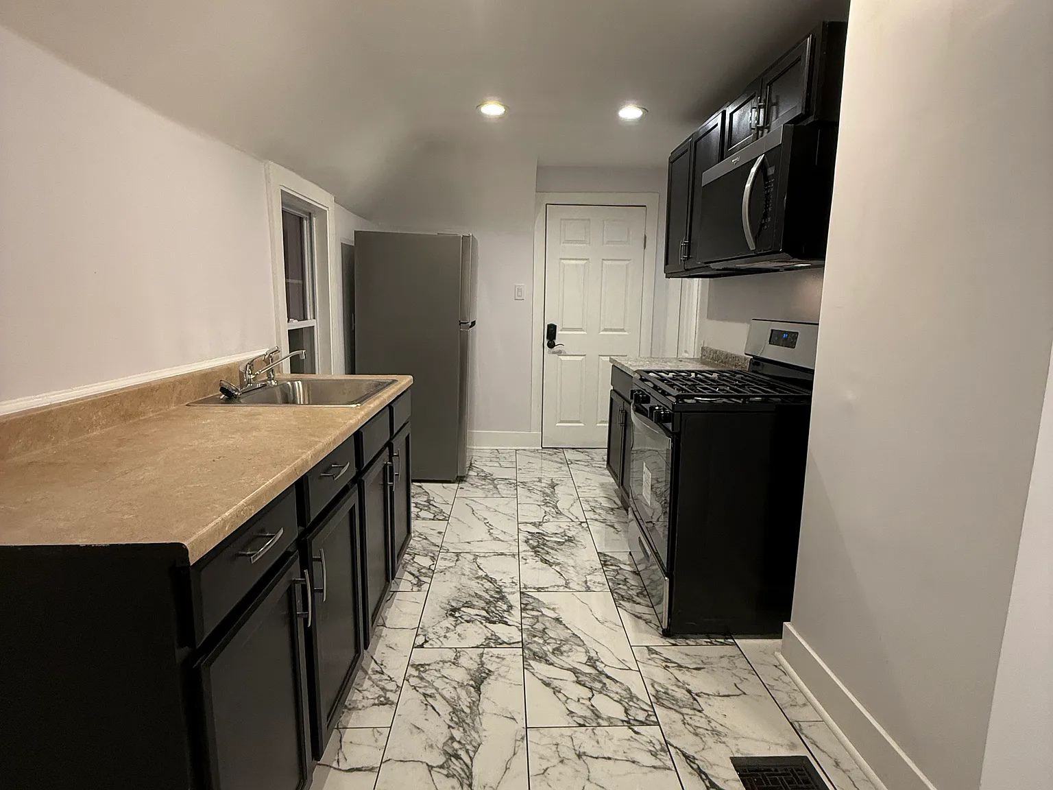 6 bed, 2250 sqft, $4,350 — Photo 2
