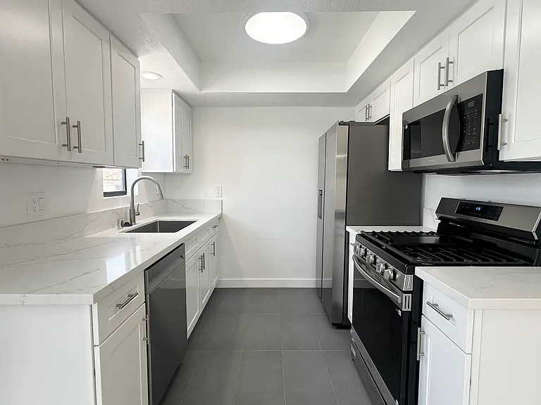 1150 N Columbus Ave #4 — Photo 4