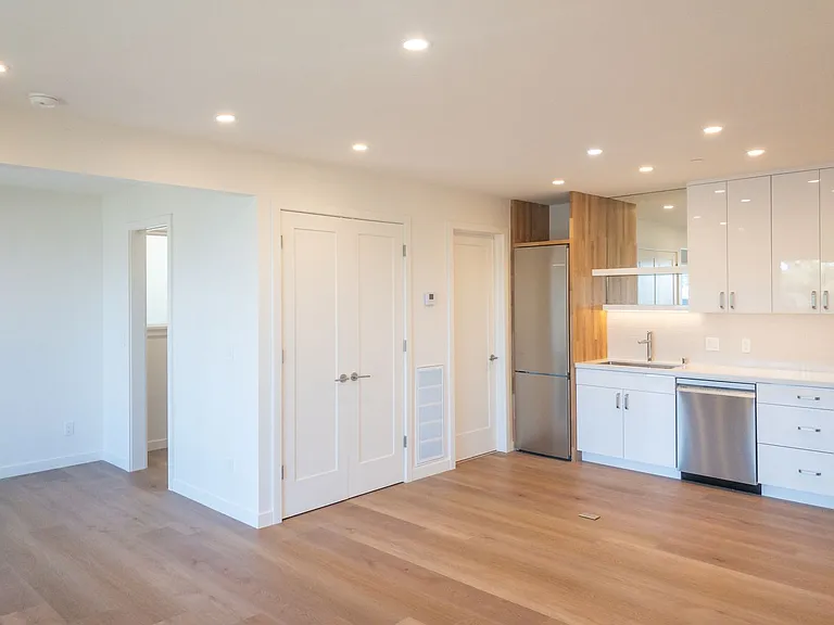 Stunning, Fully Remodeled Jr. 1bd/1ba! Remodeled! Private Deck! Parking! Laundry! Progressive! — Photo 6