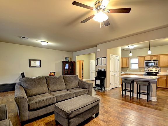 3rd image of 204 N Ivy Ln
