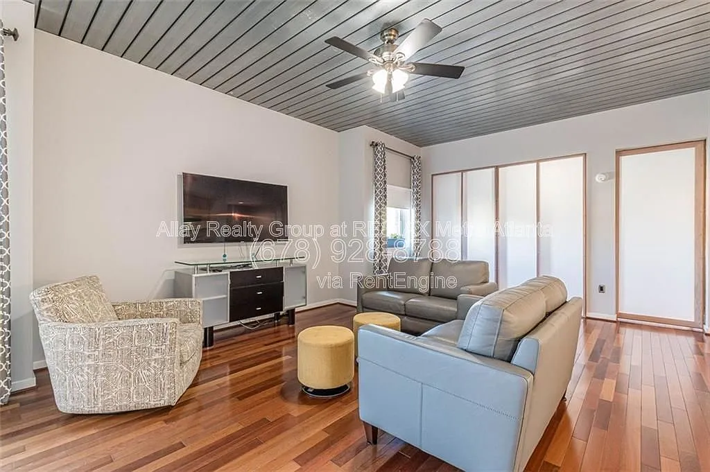 2 bed, 2.0 bath, 1194 sqft, $2,700 — Photo 3