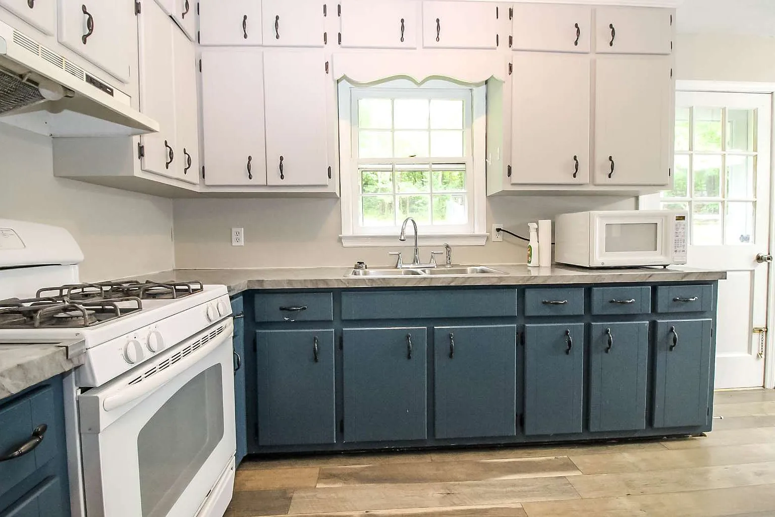 3 bed, 1128 sqft, $2,000 — Photo 4