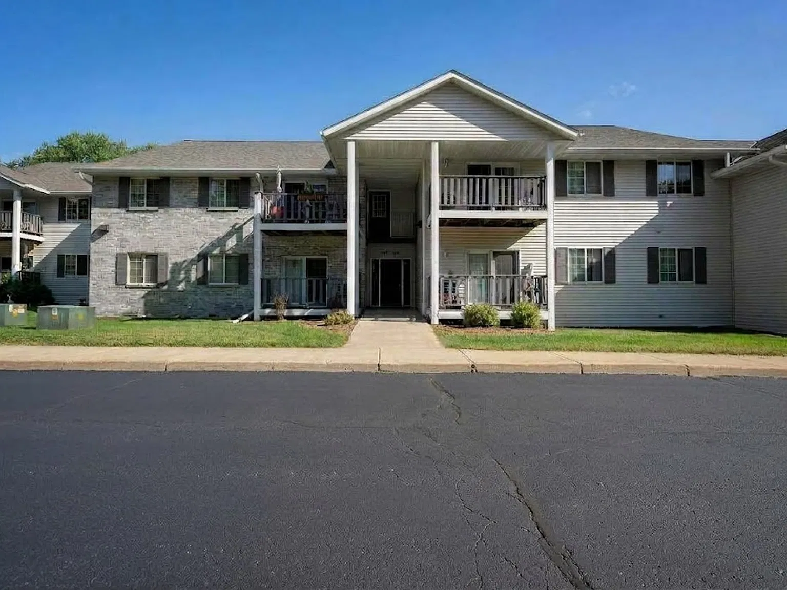 Maple Tree Apartments — Photo 1