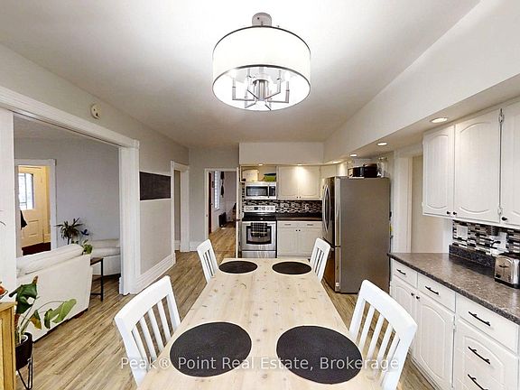 5th image of 24 Queen St E