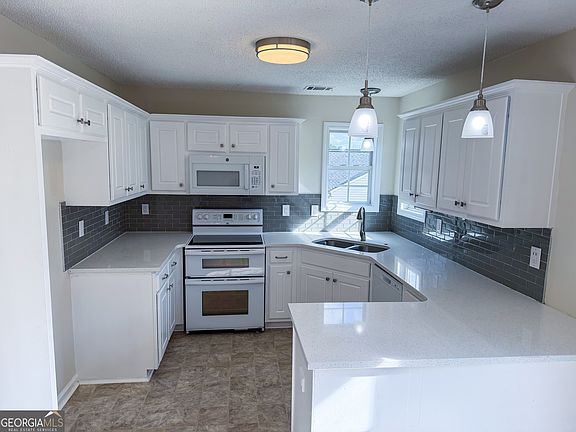 3rd image of 1119 Hummingbird Way