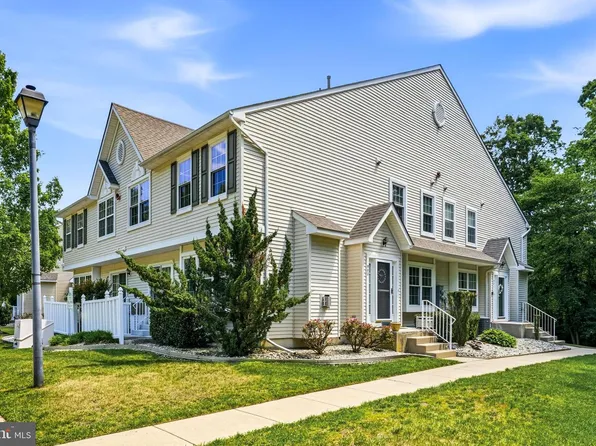 902 Tanglewood Dr, Sicklerville, NJ 08081