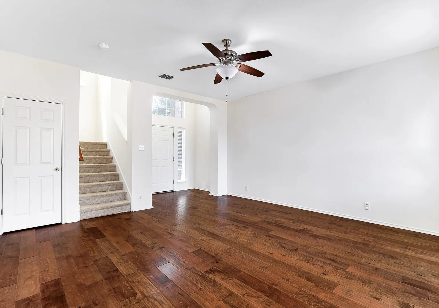 Move-In Special: One Week Free Exquisite Stone-Front Home With Modern Comforts And Prime Location — Photo 3