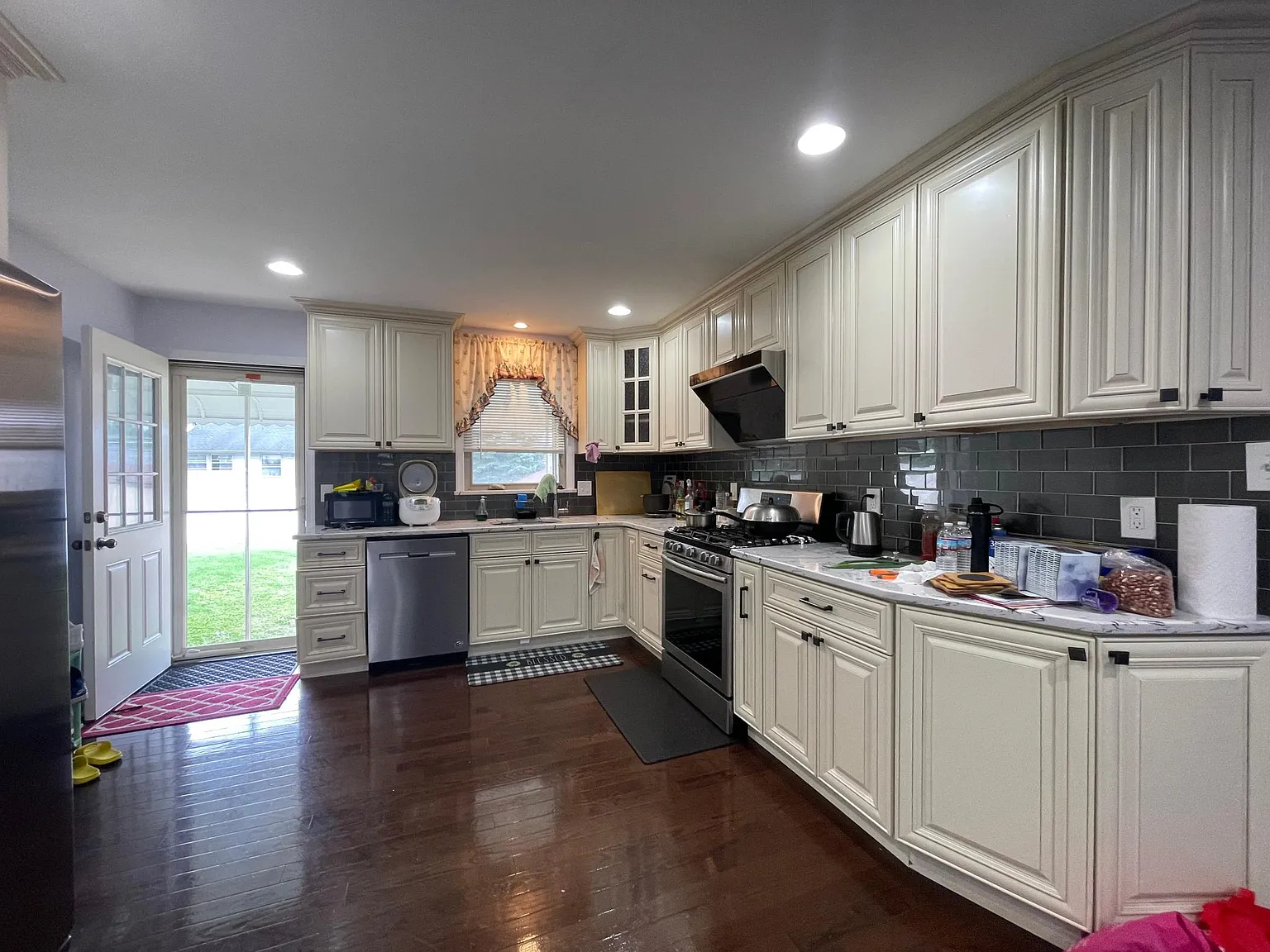 4 bed, 2658 sqft, $3,300 — Photo 2