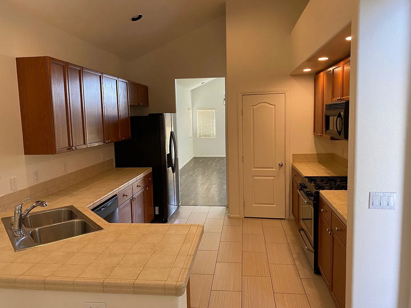 3317 Perching Bird. 3 Bed + Loft / Downstairs Master Bed with Full Bath — Photo 3