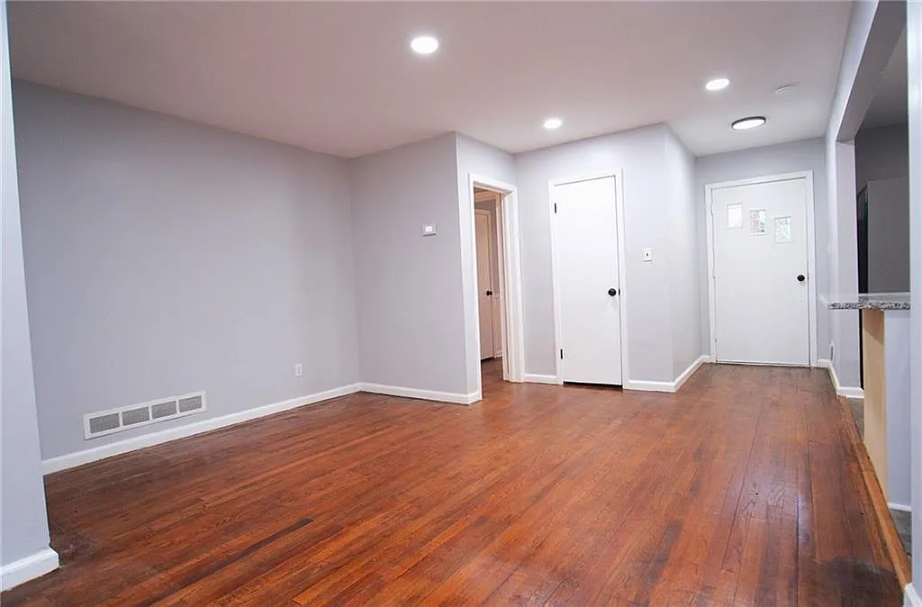 3 bed, 2.0 bath, 1008 sqft, $1,650 — Photo 3