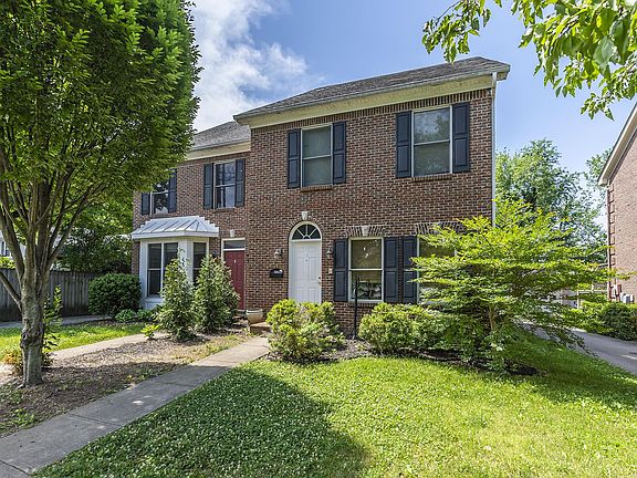 3rd image of 1136-1138 Providence Ln