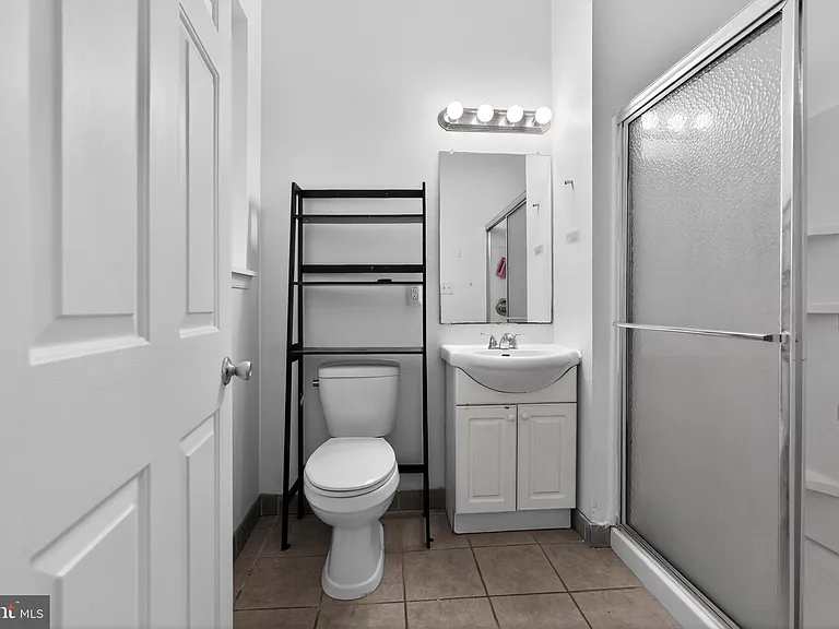 1729 W Master St #B — Photo 9
