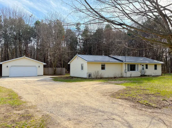 8365 S Greenwood Ln, Newaygo, MI 49337