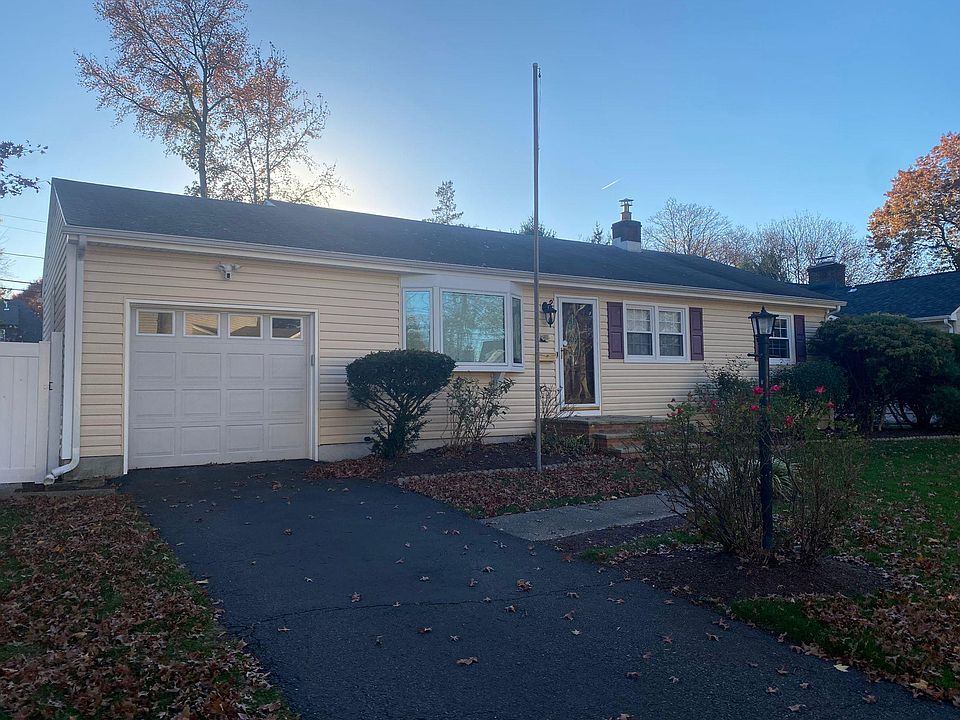 1st image of 952 Crescent Dr