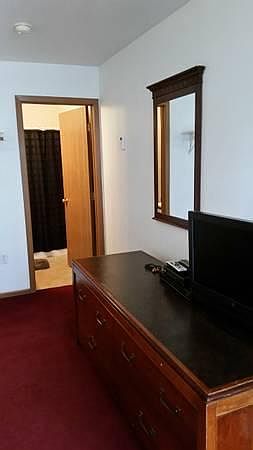 LIVINGROOM/BATHROOM