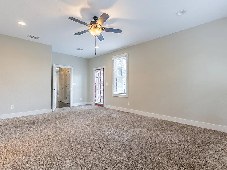 1121 E Crockett St — Photo 25