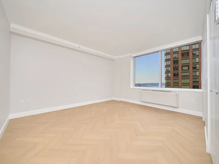 160 Riverside Blvd #25A — Photo 16