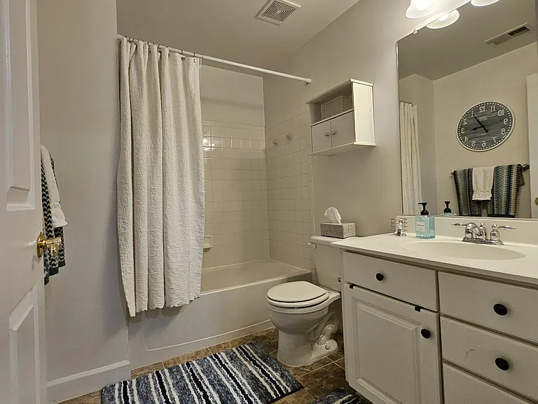 Full bath with all linens supplied