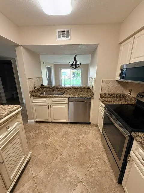 2 bed, 2.0 bath, 923 sqft, $2,400 — Photo 4