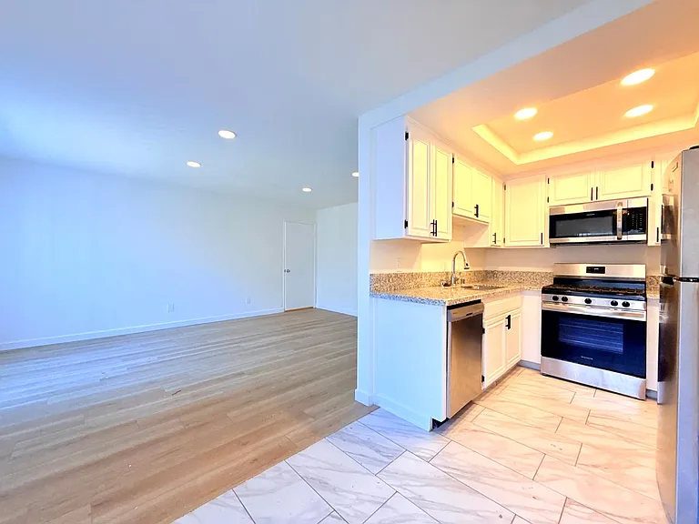 5233 Cartwright Avenue — Photo 1