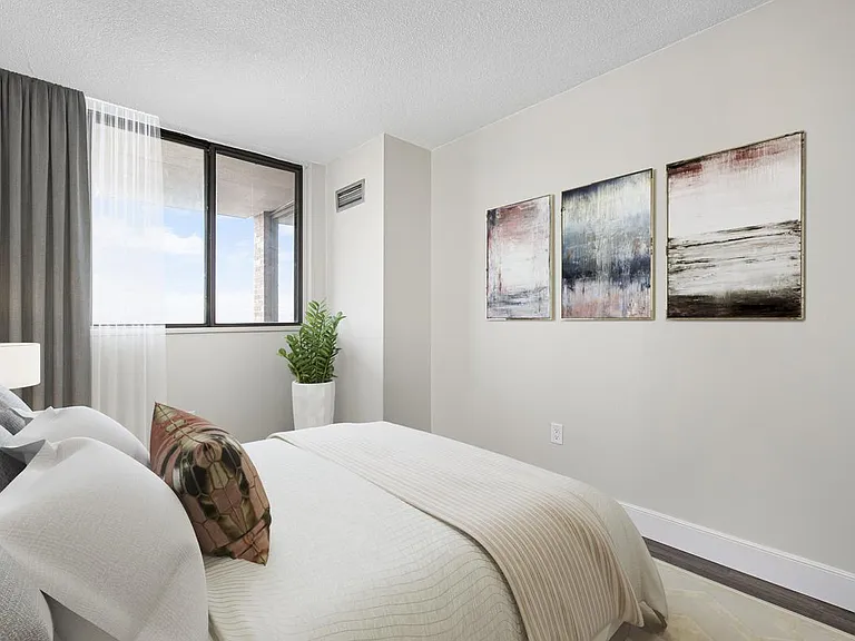 4500 Jane St — Photo 3