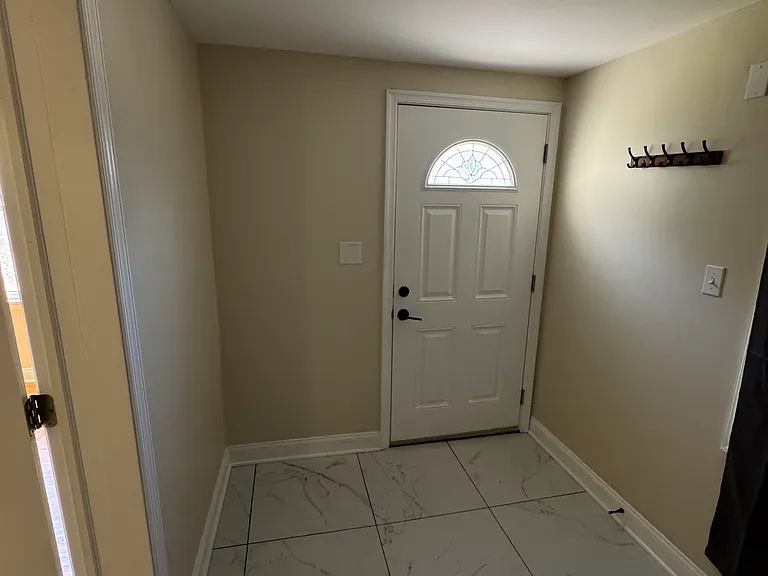 2427 Wythe Ave — Photo 2