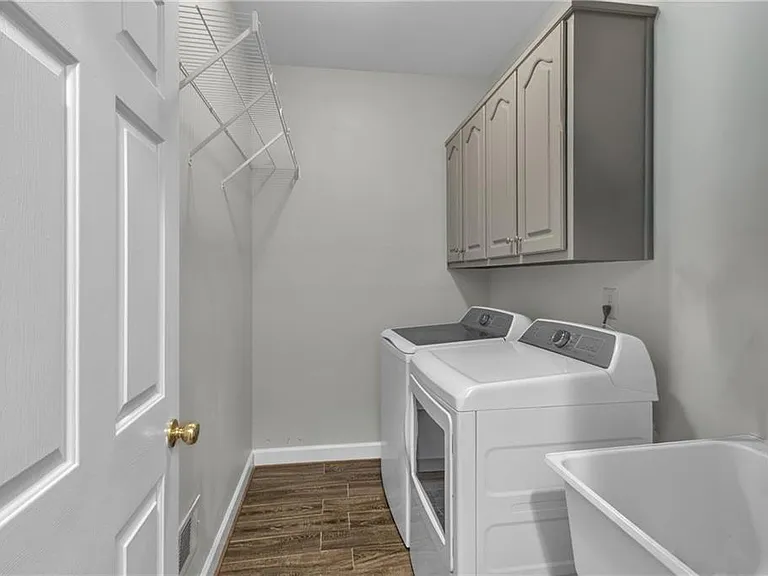 1085 Castle Pointe Ln — Photo 18