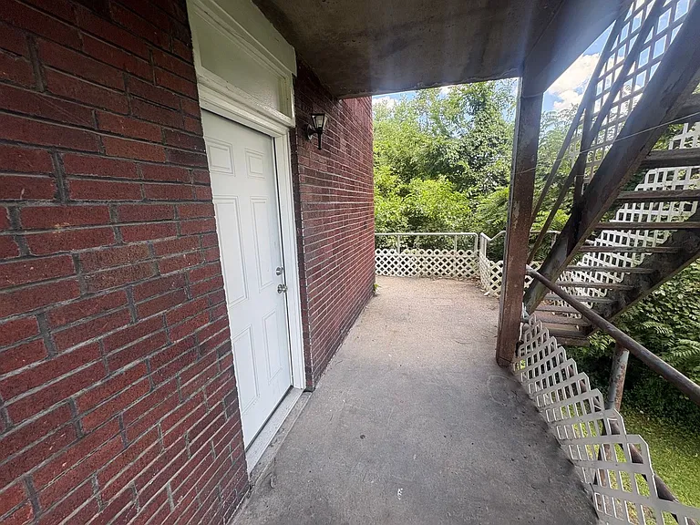 726 Large Ave — Photo 8