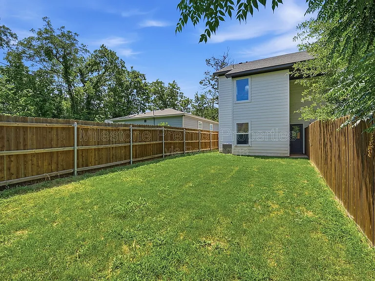 227 W Bond St — Photo 24