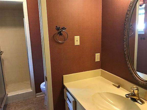 3rd image of 809 Ambassador Ln